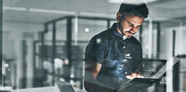 一名男子在使用平板裝置