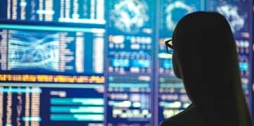 一個人在檢視螢幕上的資料